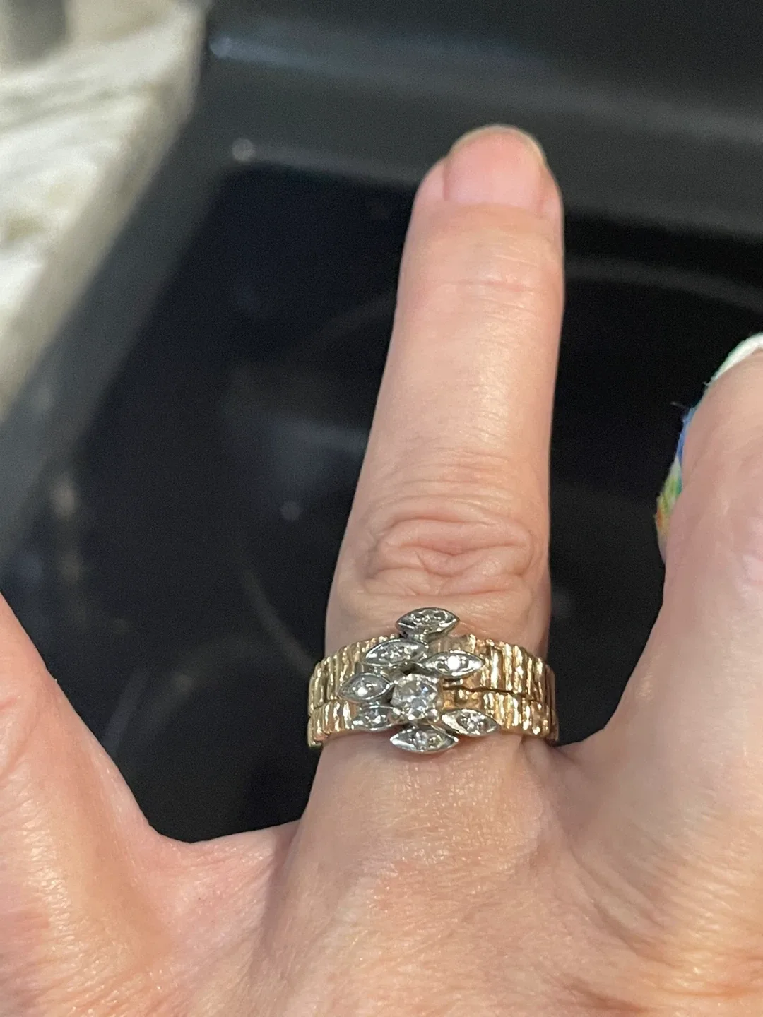 14-18kt Gold Diamond Wedding Ring Set image indicator(2)