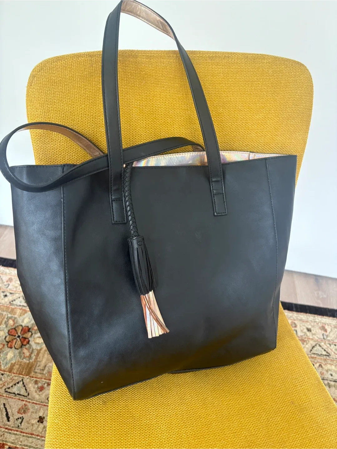 Black Tote Bag with Tassel image indicator(5)