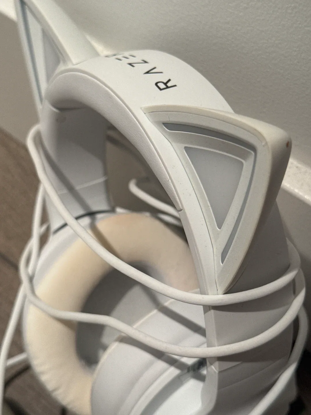 Razer Kraken Kitty Edition White Gaming Headset image indicator(2)