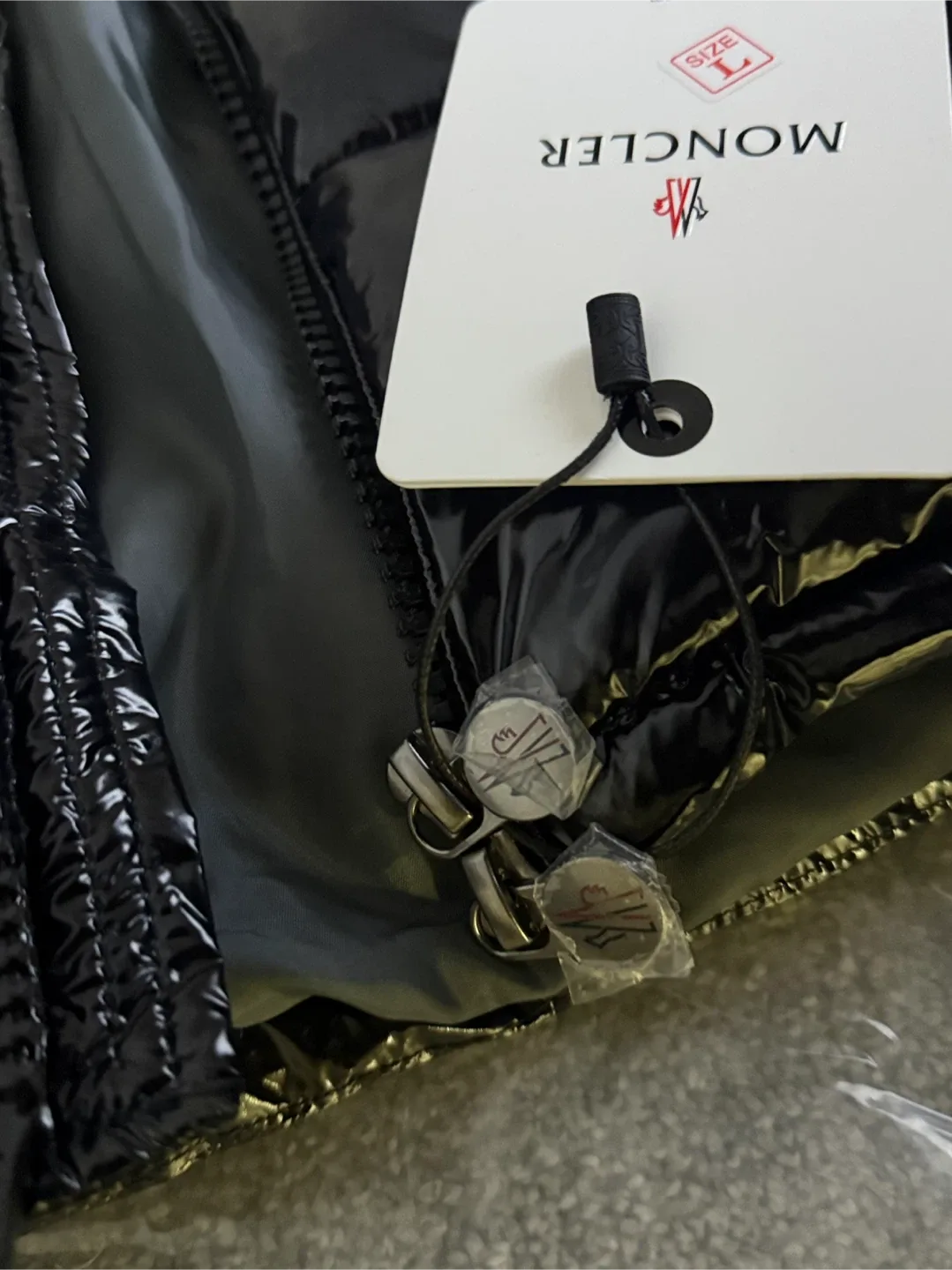 Monclizzy brand new never worn (size L fits like m) image indicator(6)