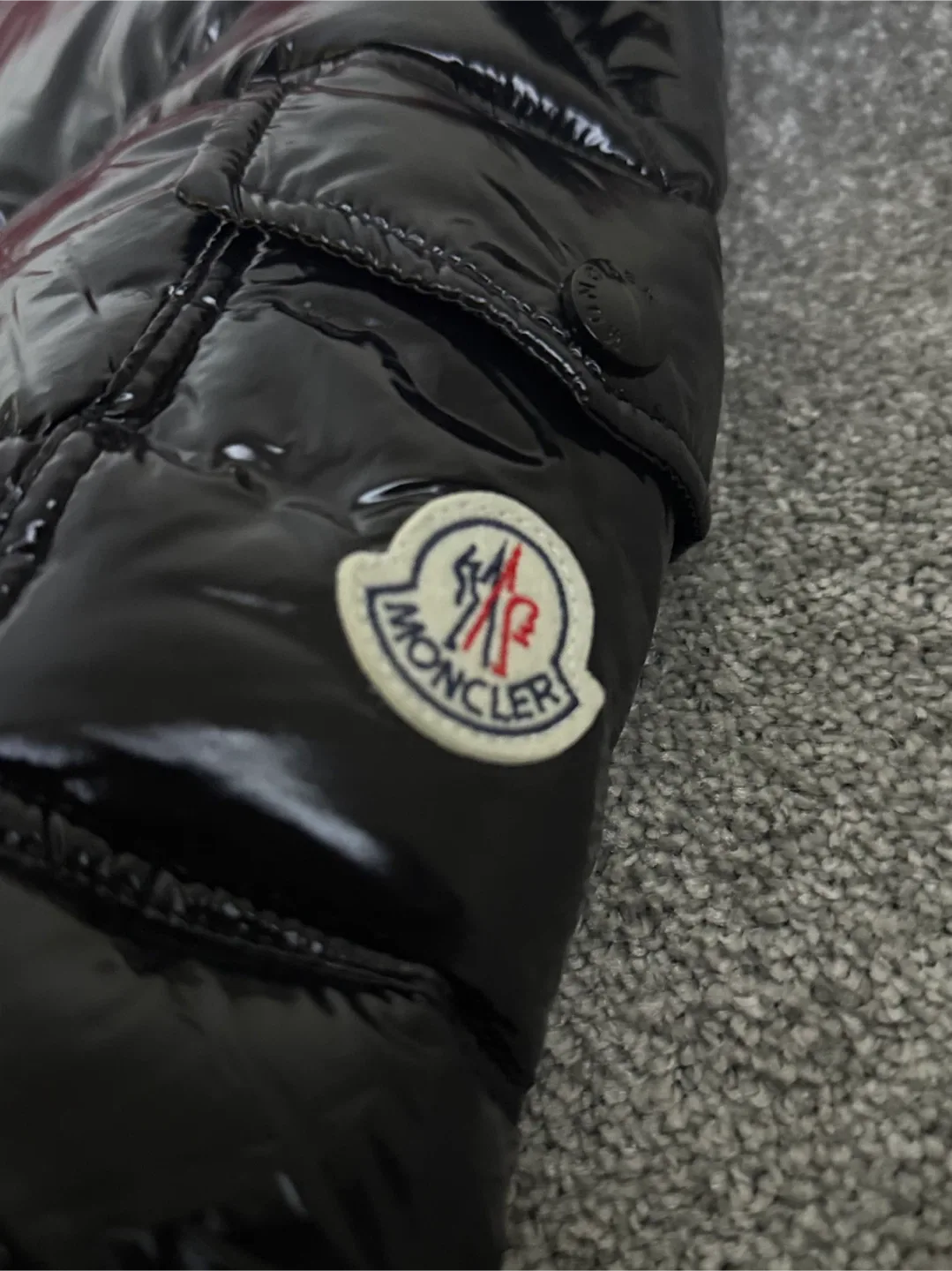 Monclizzy brand new never worn (size L fits like m) image indicator(2)