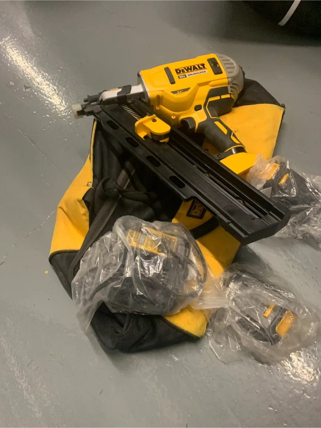 DeWalt 20V MAX Cordless Framing Nailer Kit image indicator(2)