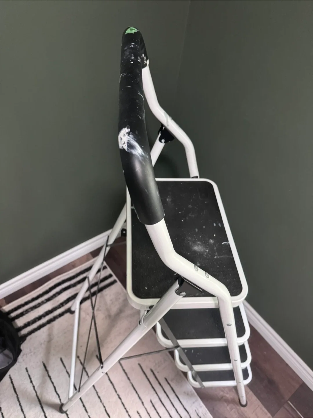 4-Step Ladder - White image indicator(3)