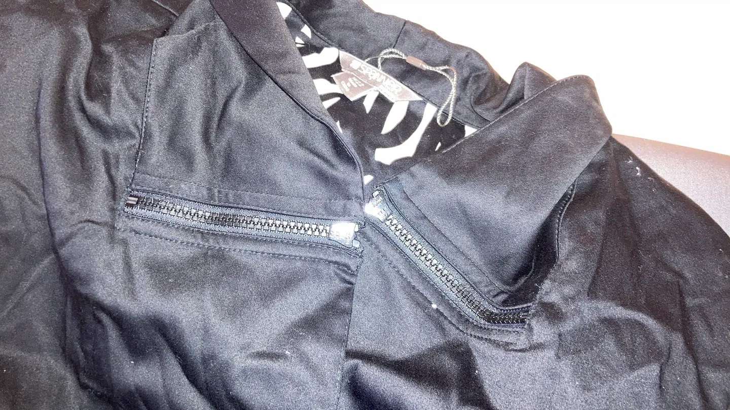 Spanner Woman Black Jacket - Size W22 image indicator(4)