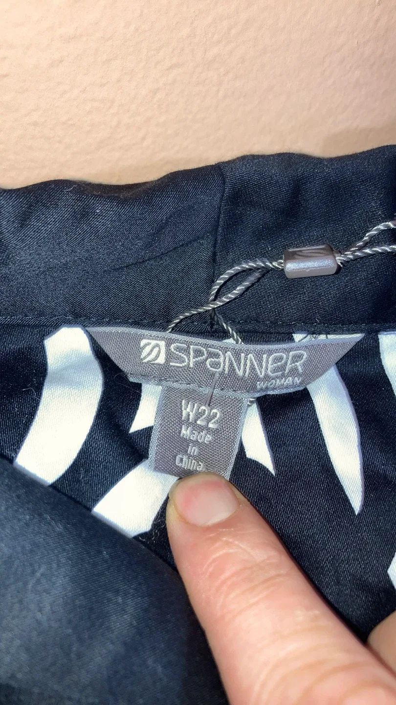 Spanner Woman Black Jacket - Size W22 image indicator(2)