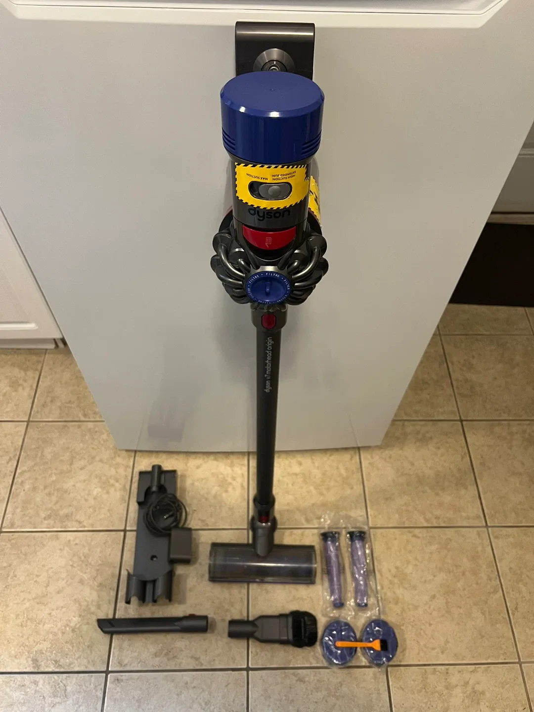 Dyson V7 Total Clean Origin Vacuum image indicator(2)