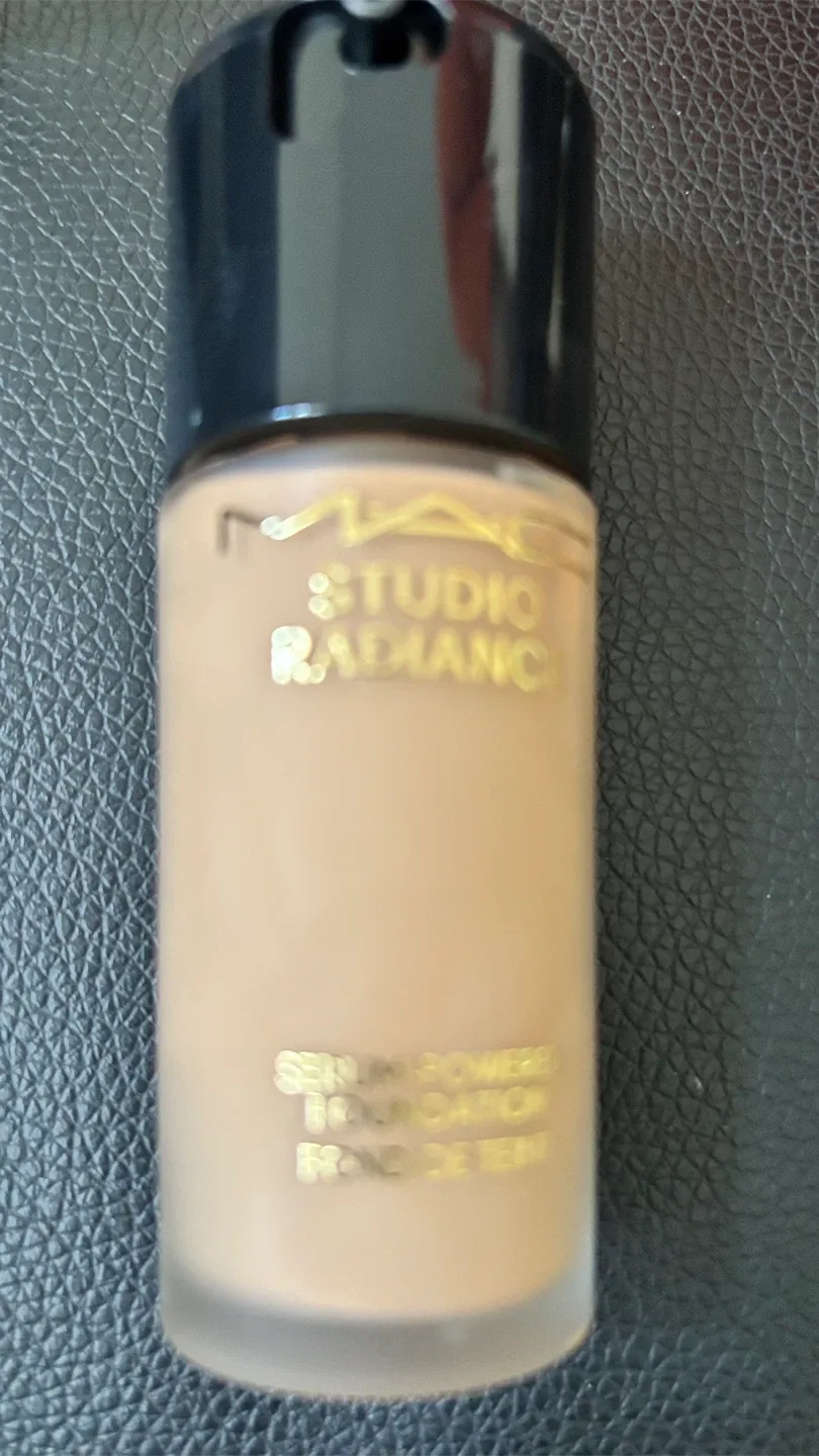 New MAC Studio Radiance Serum-Powered Foundation - NC17.5 image indicator(3)