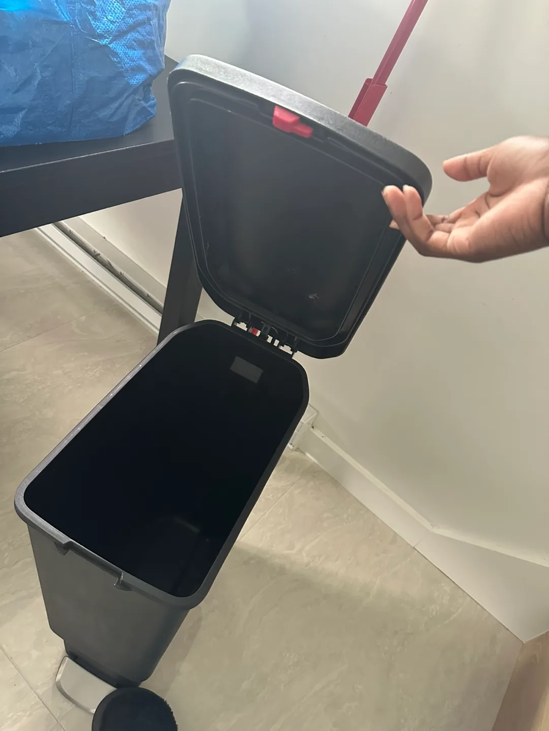 Black Step-On Trash Can image indicator(2)