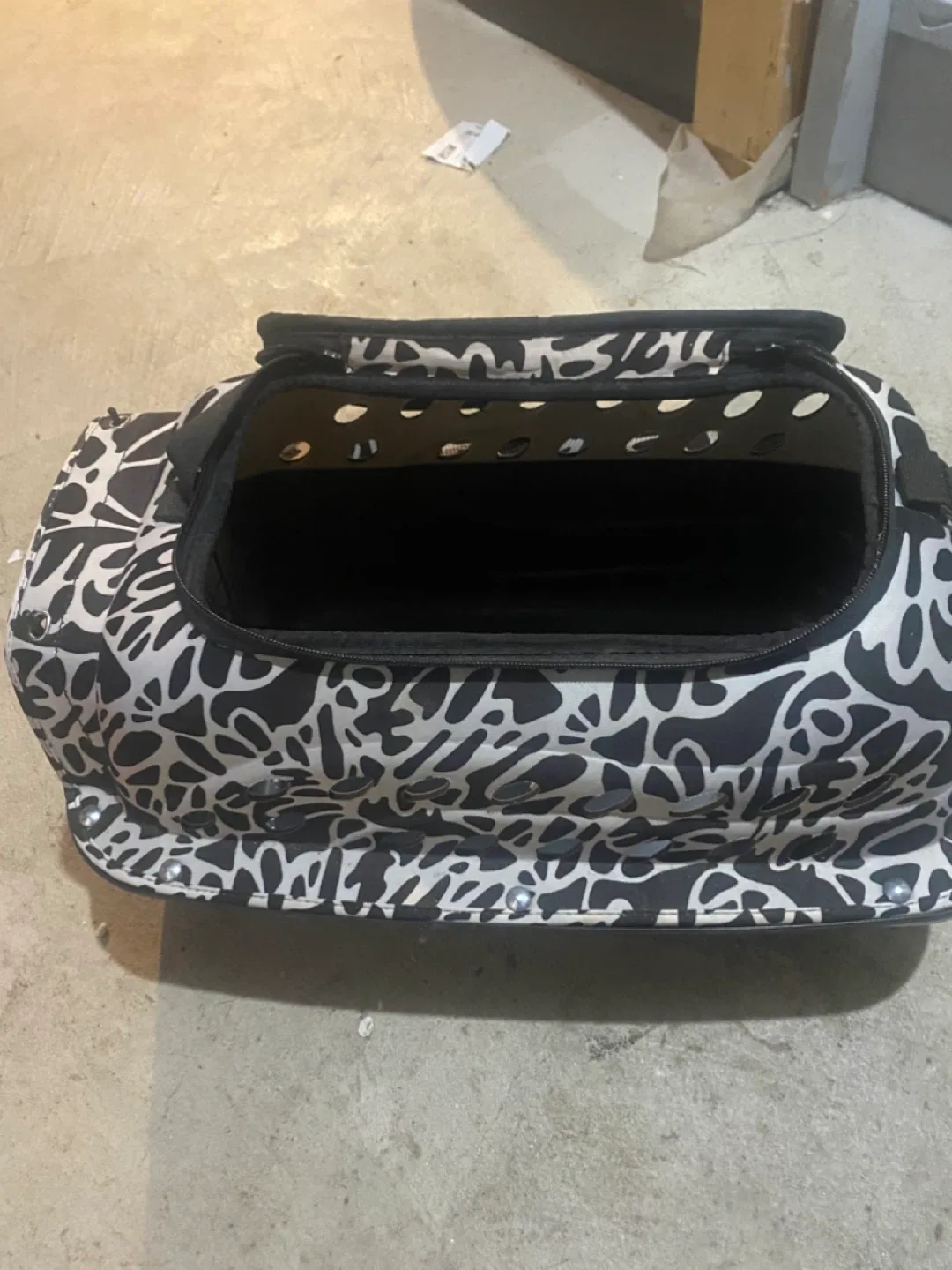 Black & White Patterned Pet Carrier image indicator(3)
