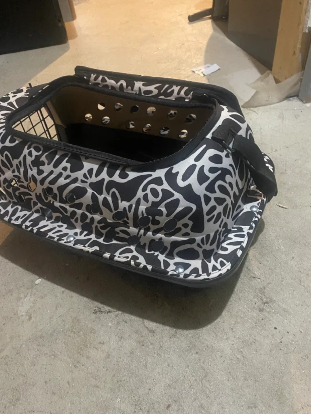Black & White Patterned Pet Carrier image indicator(2)