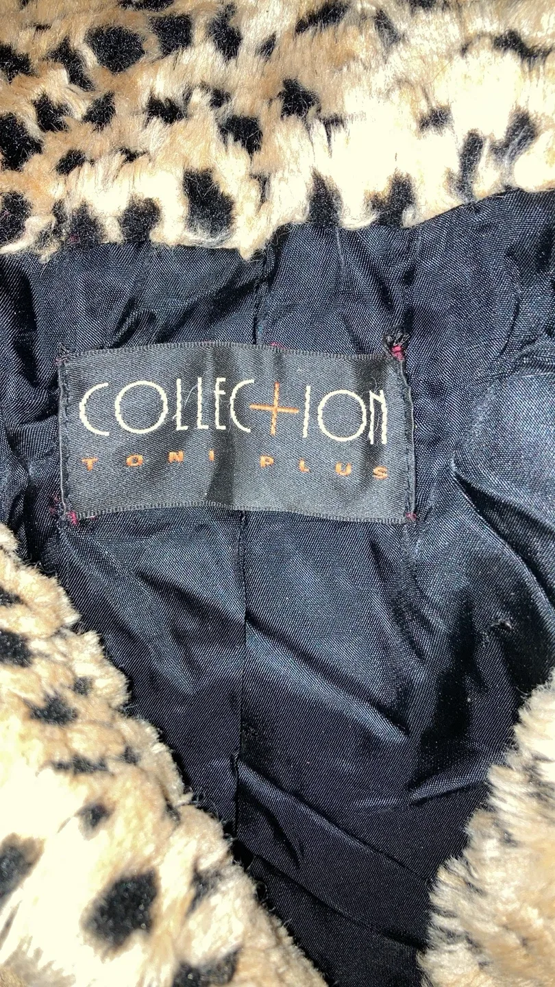 Collection Toni Plus Faux Fur Leopard Print Coat image indicator(2)