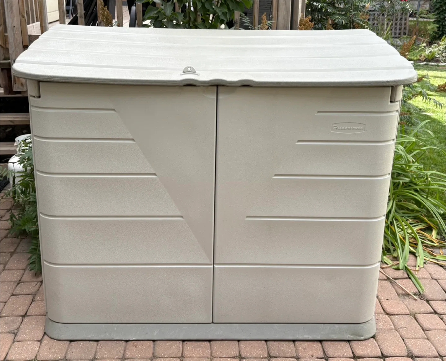 Rubbermaid 32 cu.ft. 2 ft. 7-inch x 5 ft Outdoor Storage Shed thumbnail