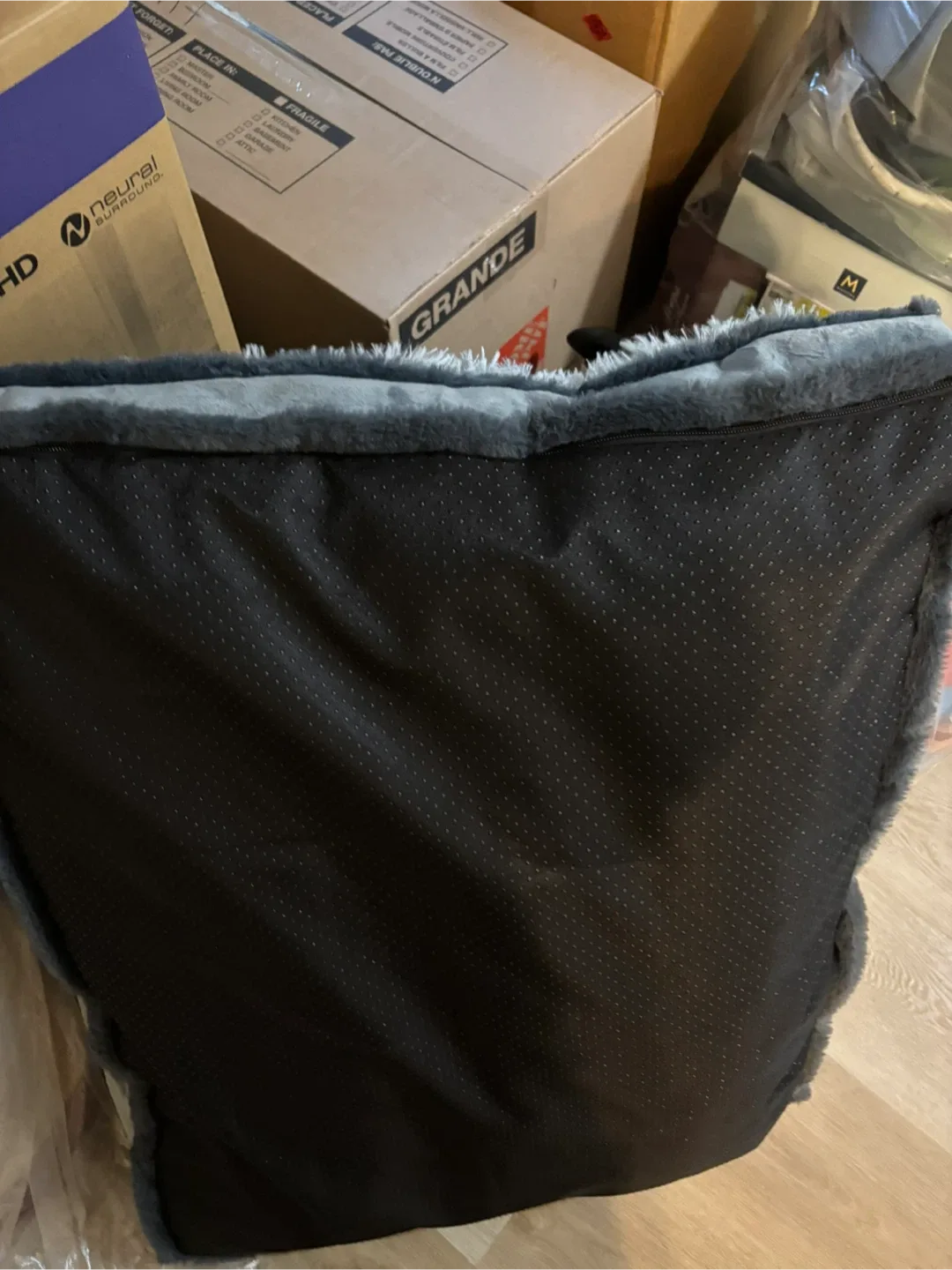 Gray Fluffy Pet Bed image indicator(4)