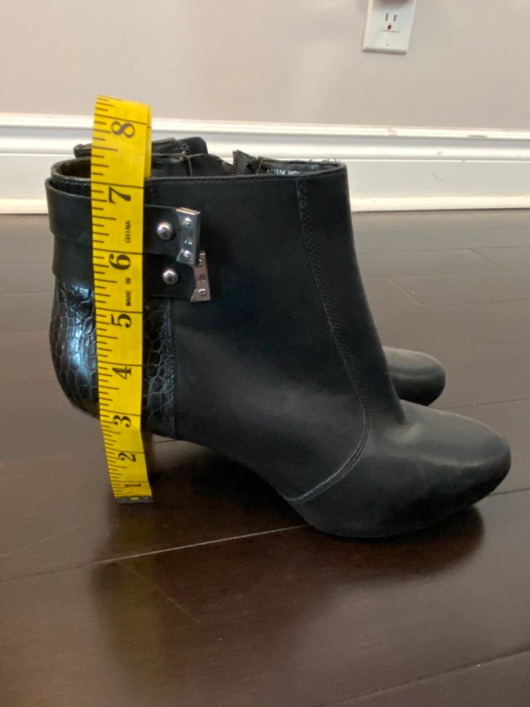 Rockport Black Leather Heeled Booties - Size 8 - photo 2