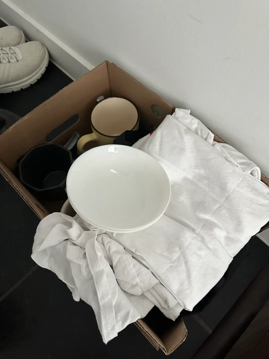 Mixed Kitchenware: Dishes, Mug, Cloth thumbnail
