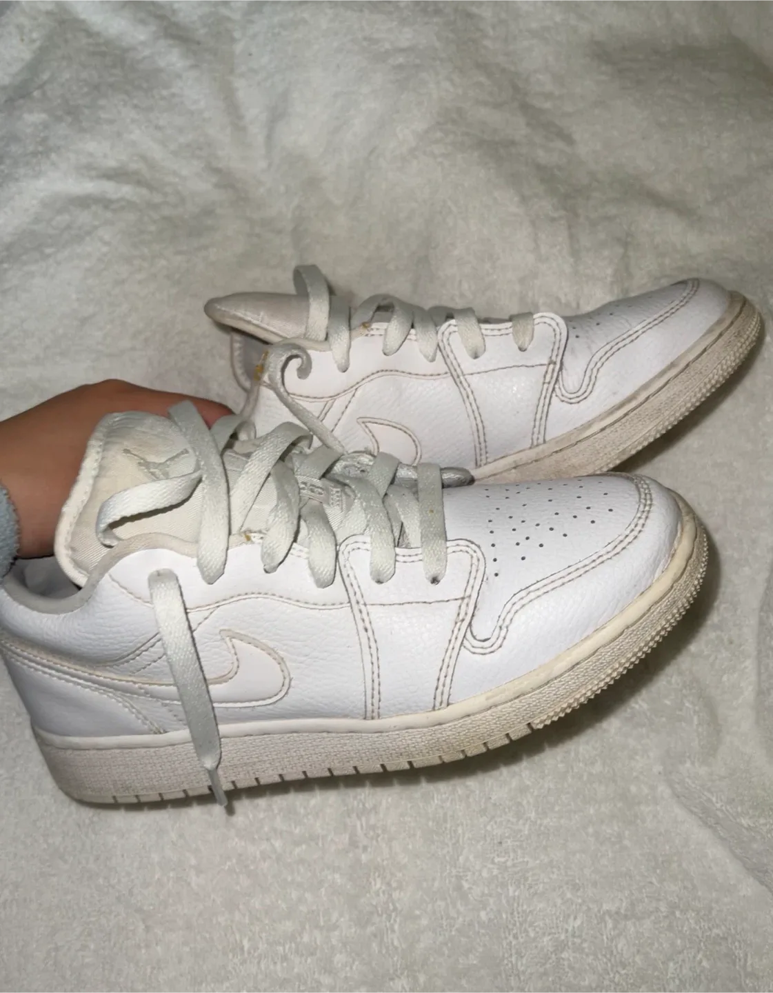 Jordan 1 low “Triple White” image indicator(3)