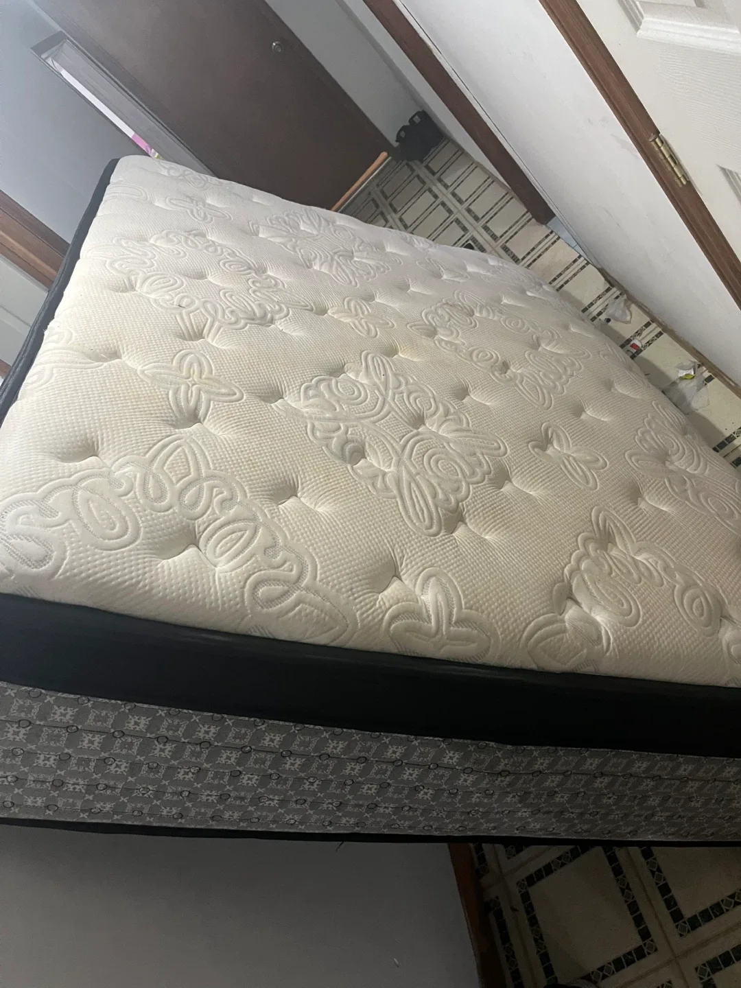 Kingsdown Plush Mattress image indicator(2)