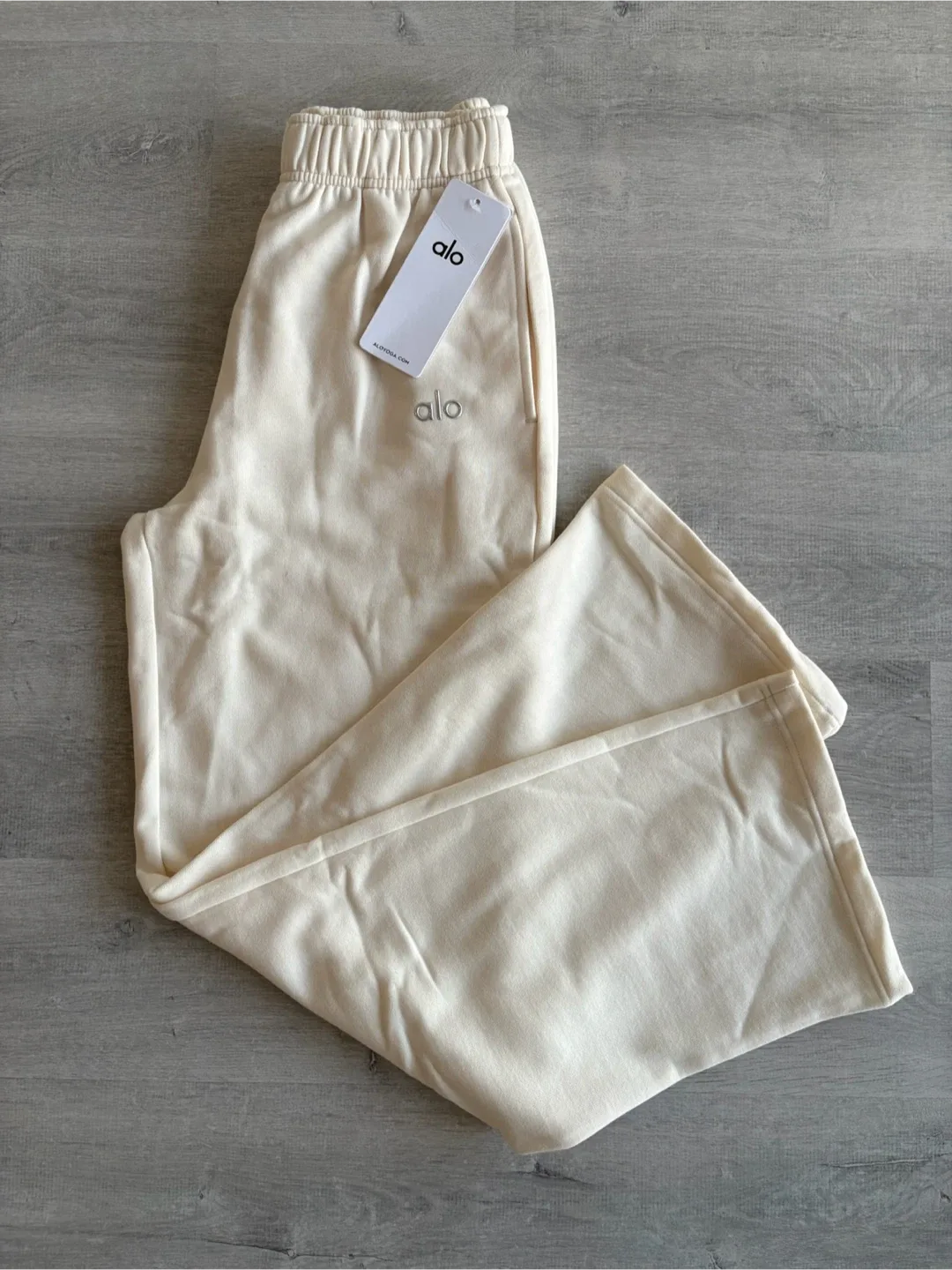 ALO Accolade Hoodie & Sweatpants - Ivory image indicator(6)