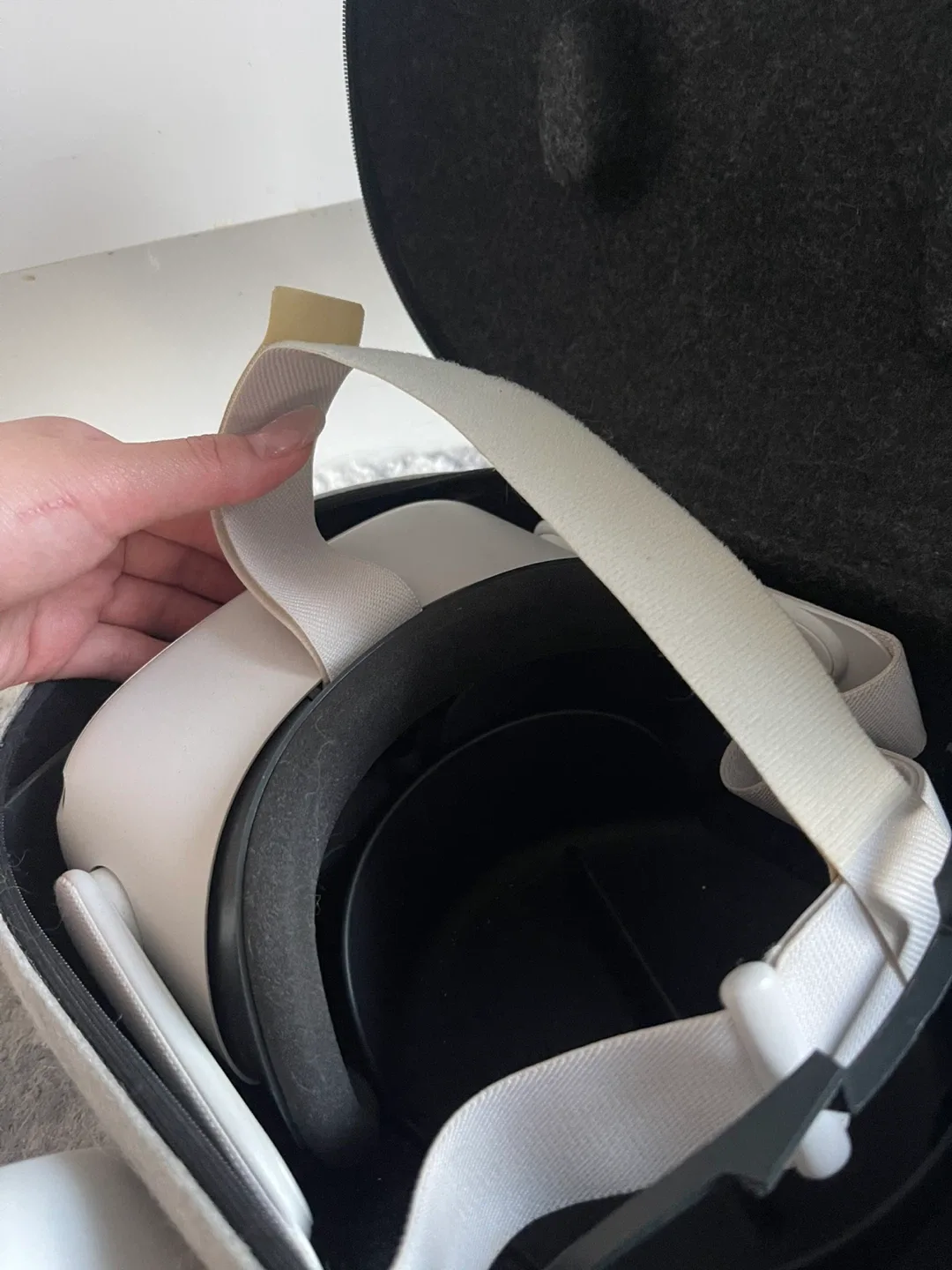 Oculus Quest 2 VR Headset 256gb with Box + Case + Cable image indicator(4)