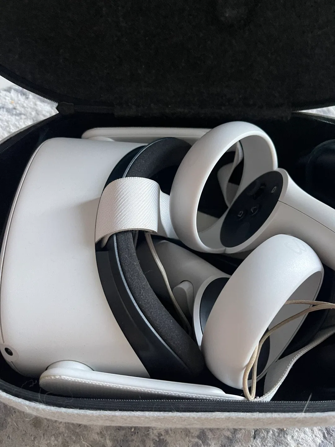 Oculus Quest 2 VR Headset 256gb with Box + Case + Cable image indicator(3)