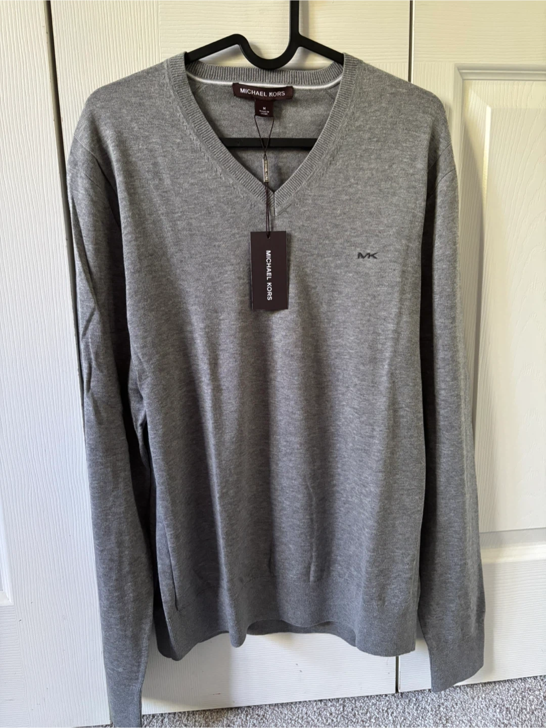 New Michael Kors Grey V-Neck Sweater, and jeans. New - photo 2