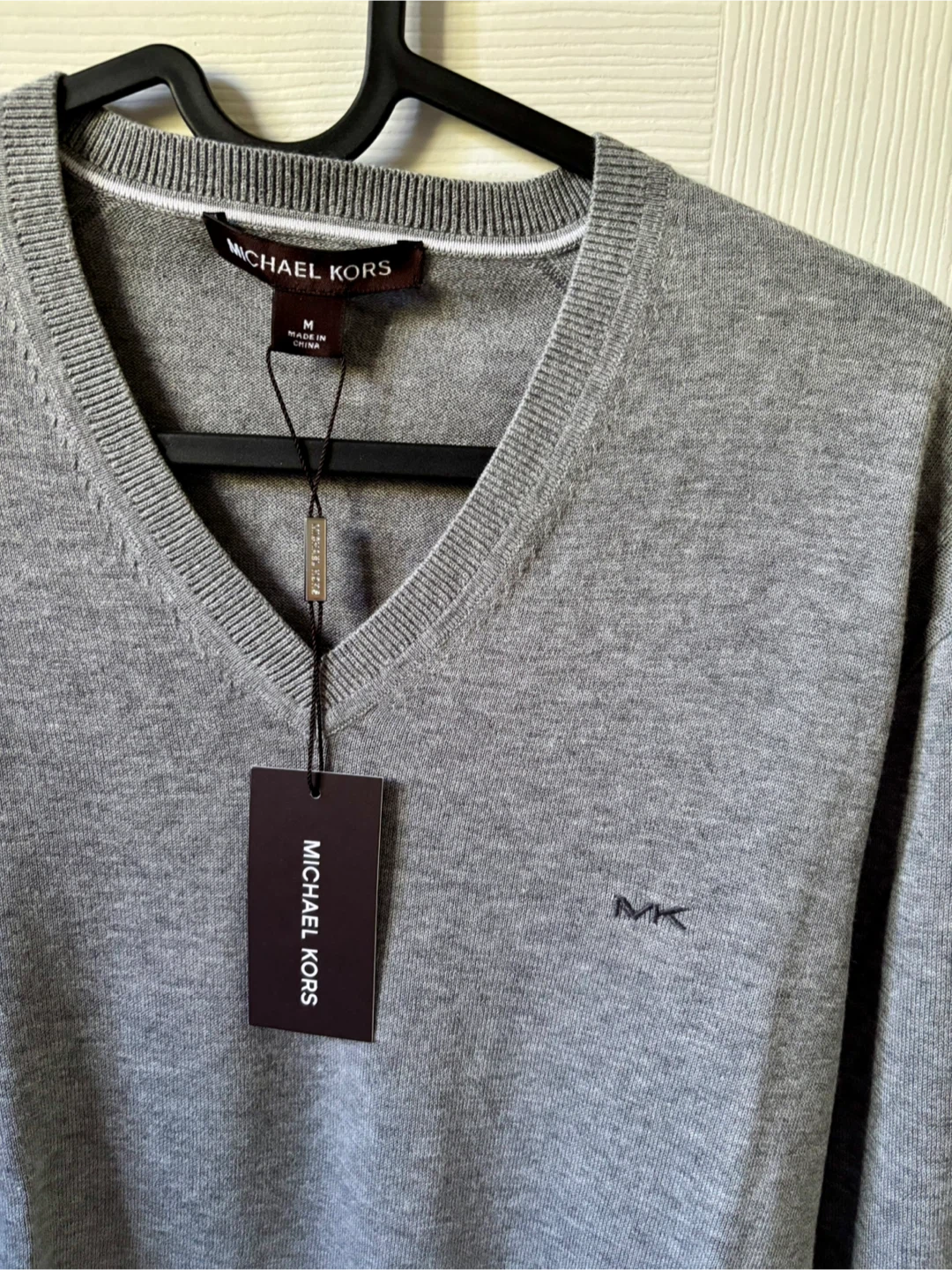 New Michael Kors Grey V-Neck Sweater, and jeans. New - photo 3