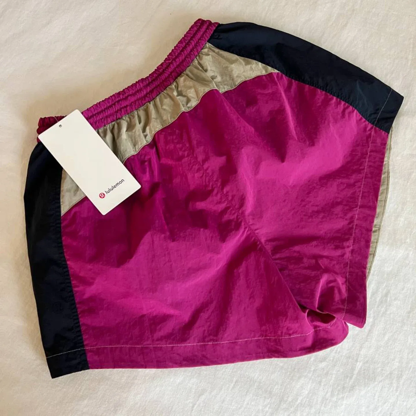 Lululemon Evergreen Short in True Navy - Size 6 BNWT image indicator(2)