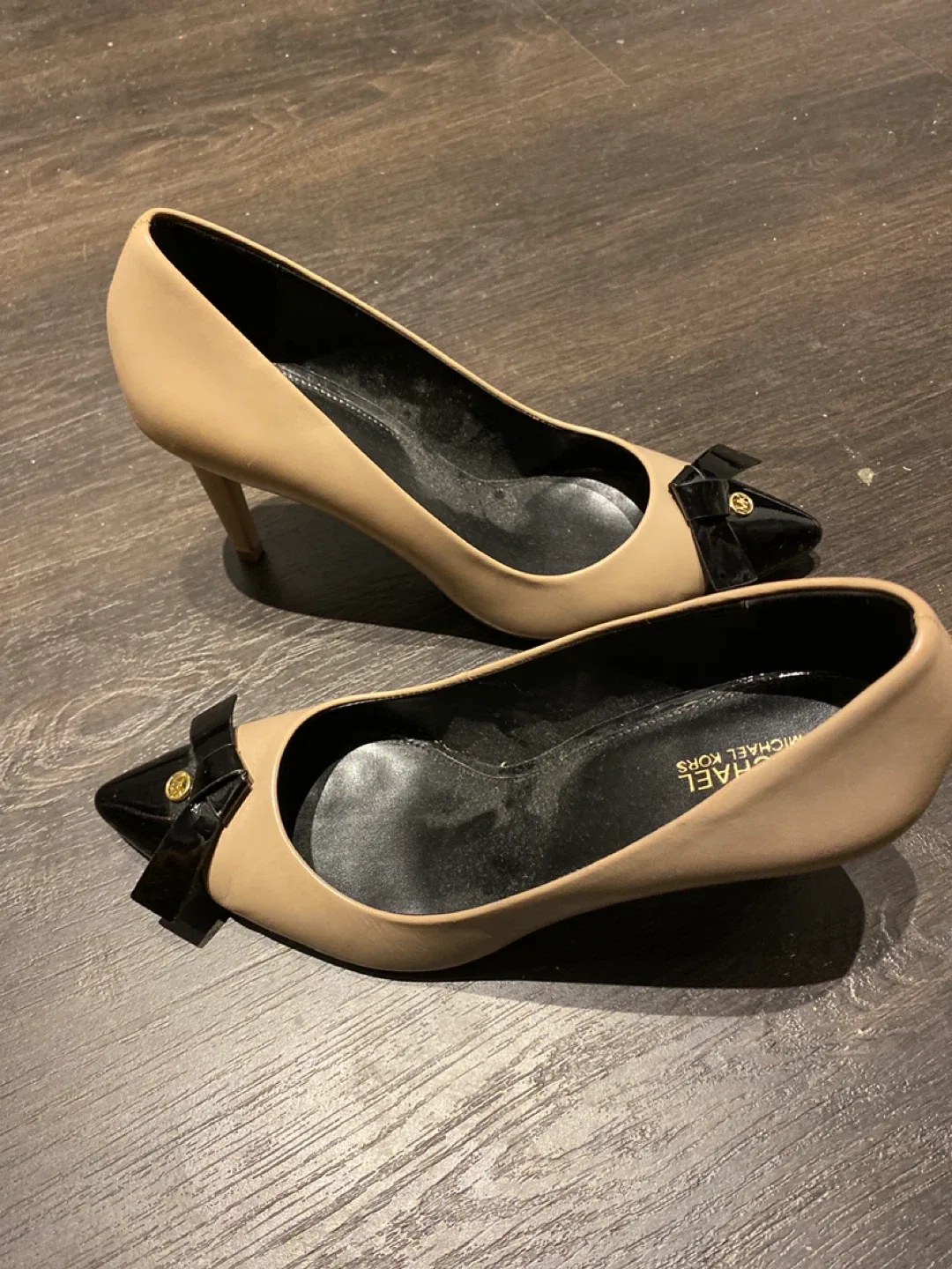 Michael Kors Beige Heels with Bow Detail image indicator(2)