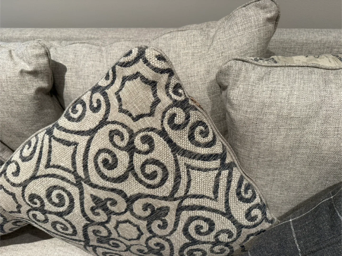 Sofa with Decorative Throw Pillows - Set of 4 image indicator(3)