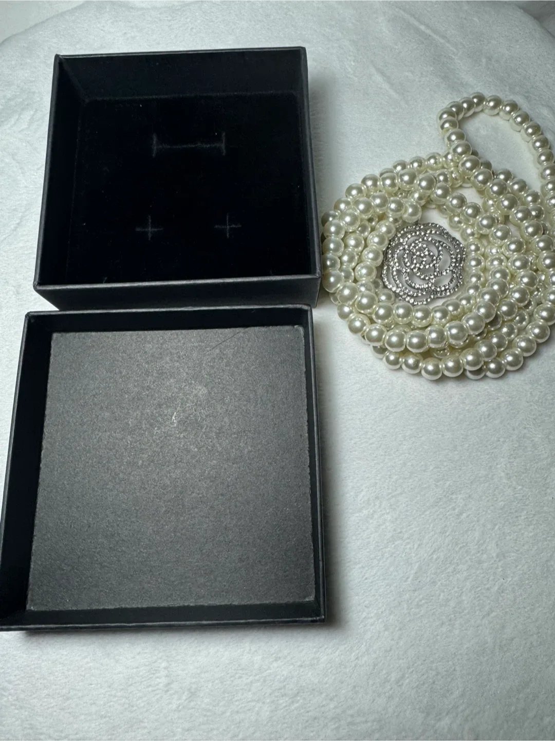 NEW Faux Pearl Necklace with Rose Pendant image indicator(8)