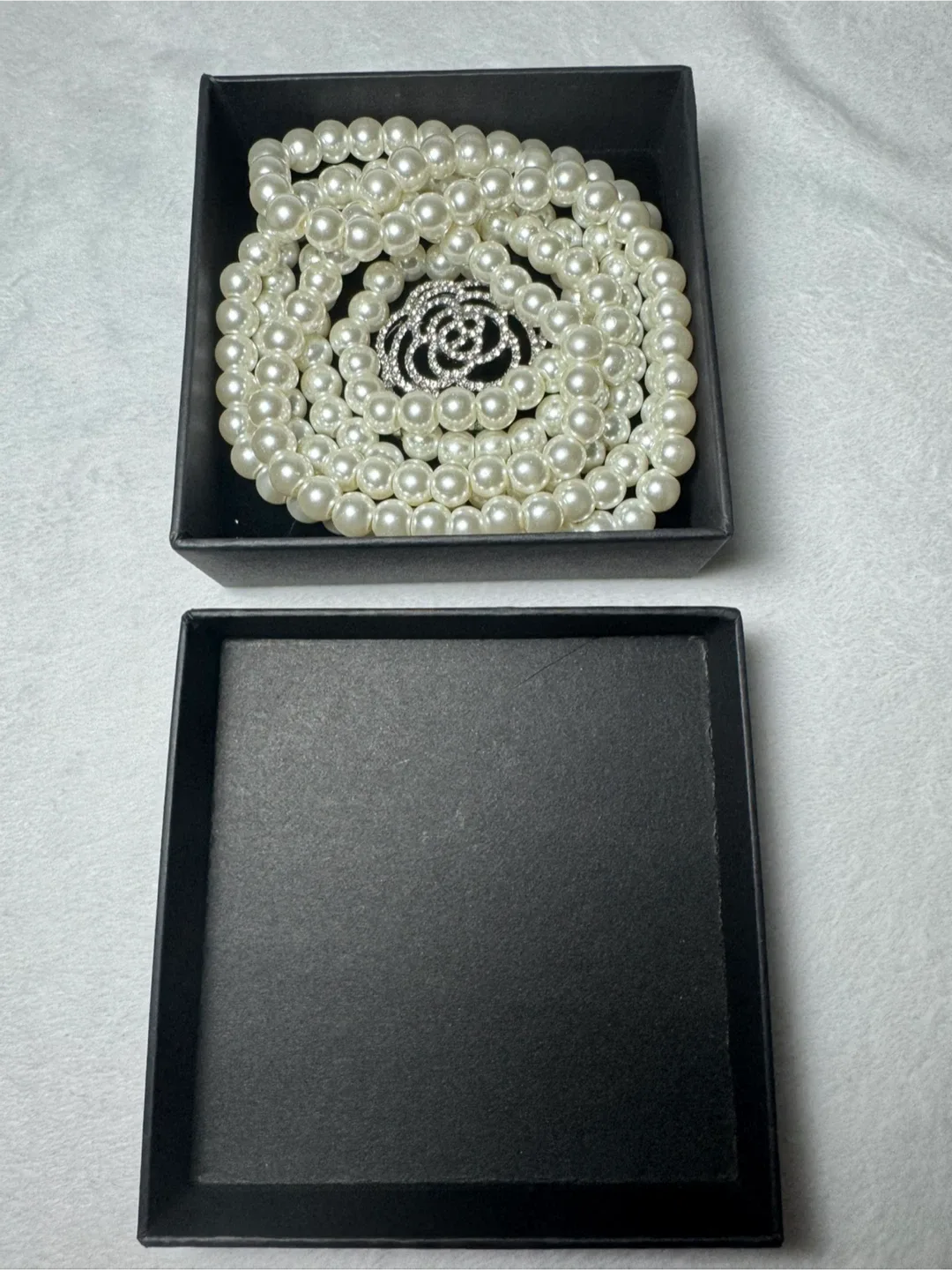 NEW Faux Pearl Necklace with Rose Pendant image indicator(7)