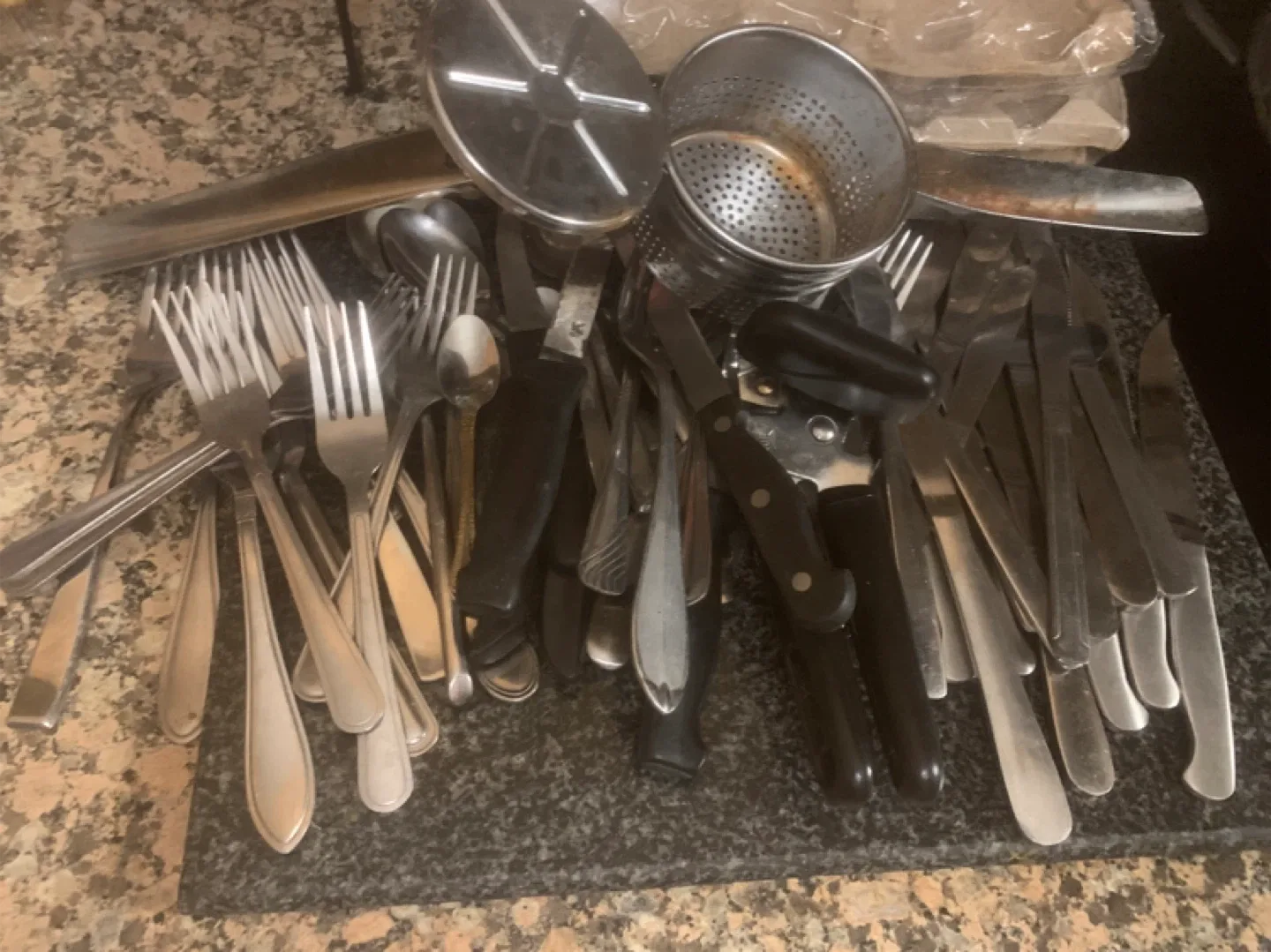 Assorted Kitchen Utensils image indicator(3)