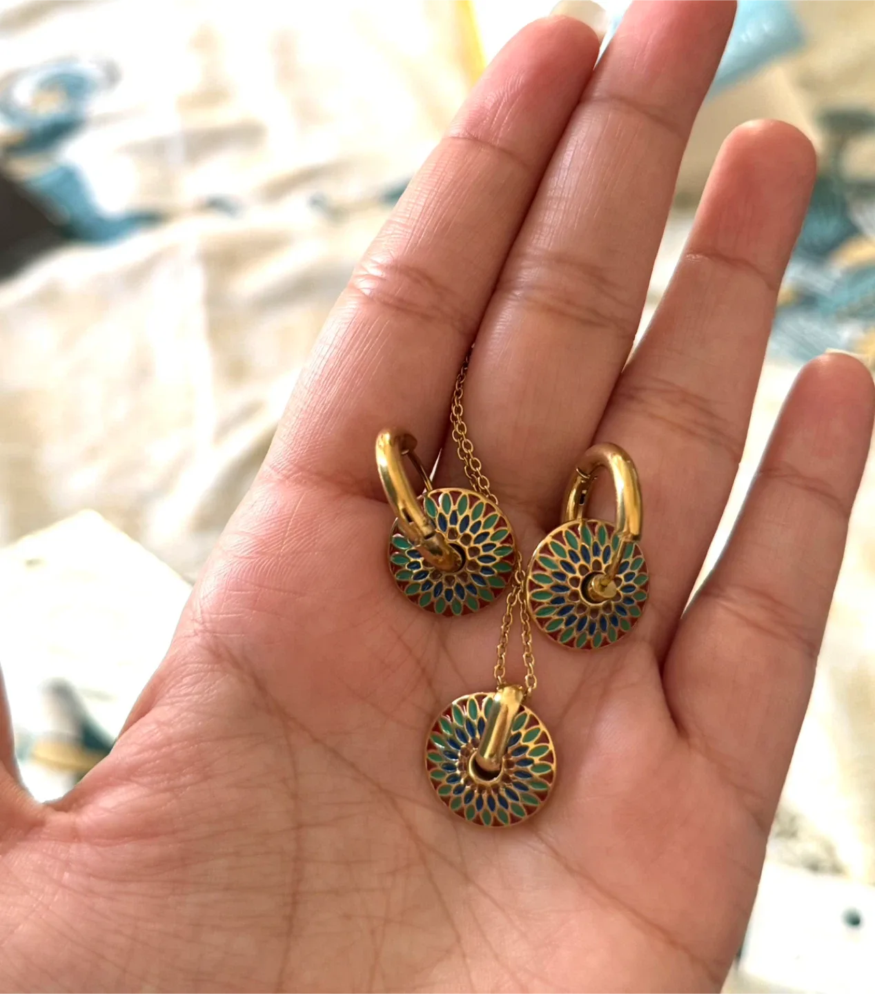 Gold Tone Floral Necklace & Earrings Set image indicator(3)