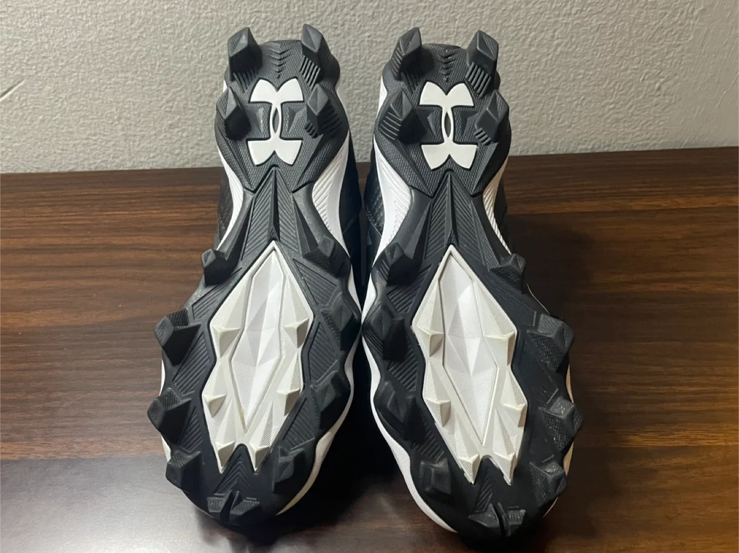 Under Armour Youth Soccer Cleats – Size 4.5Y (good Condition) image indicator(2)