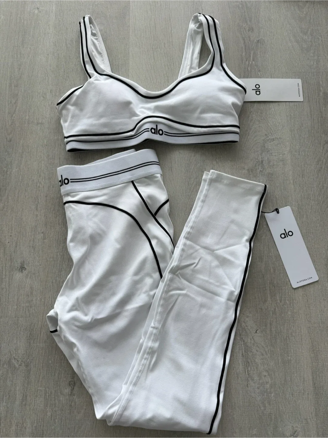 New Alo Yoga Airbrush High-Waist Heart Throb Legging & Bra Set image indicator(2)