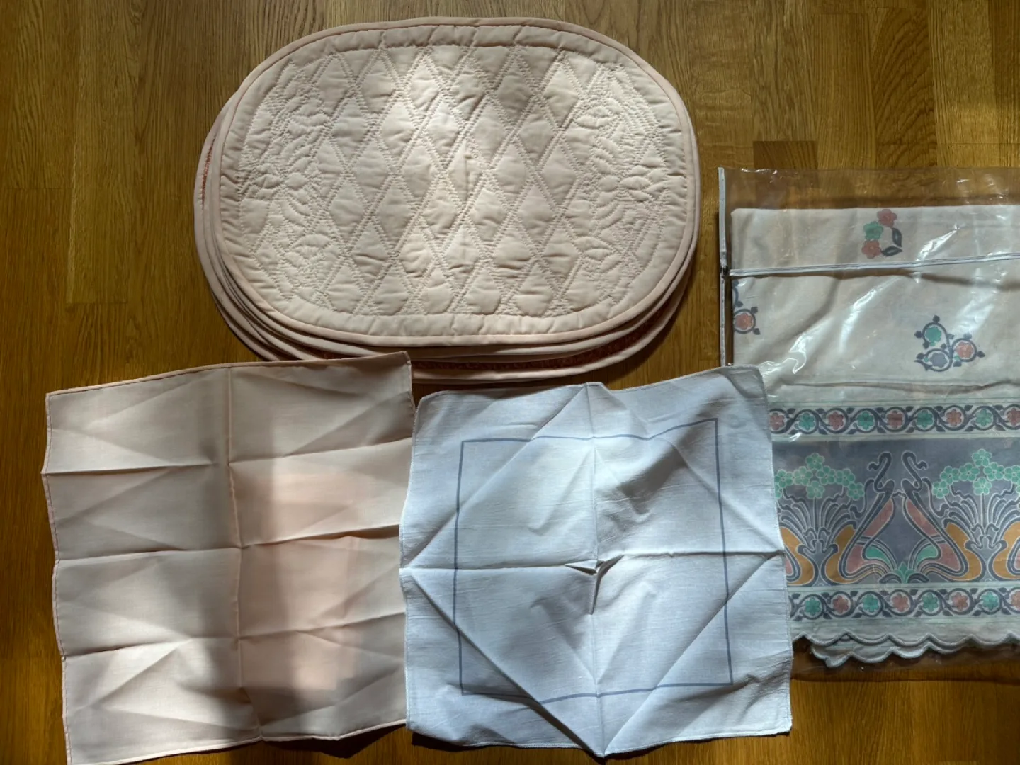 Dinner Cloth Placemats, Napkins and Tablecloth image indicator(3)