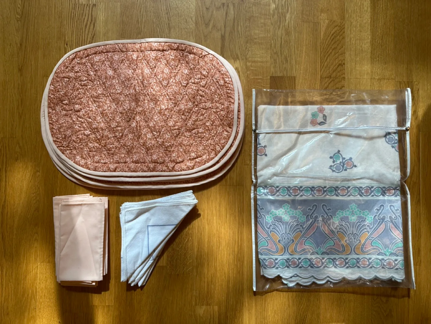 Dinner Cloth Placemats, Napkins and Tablecloth image indicator(2)