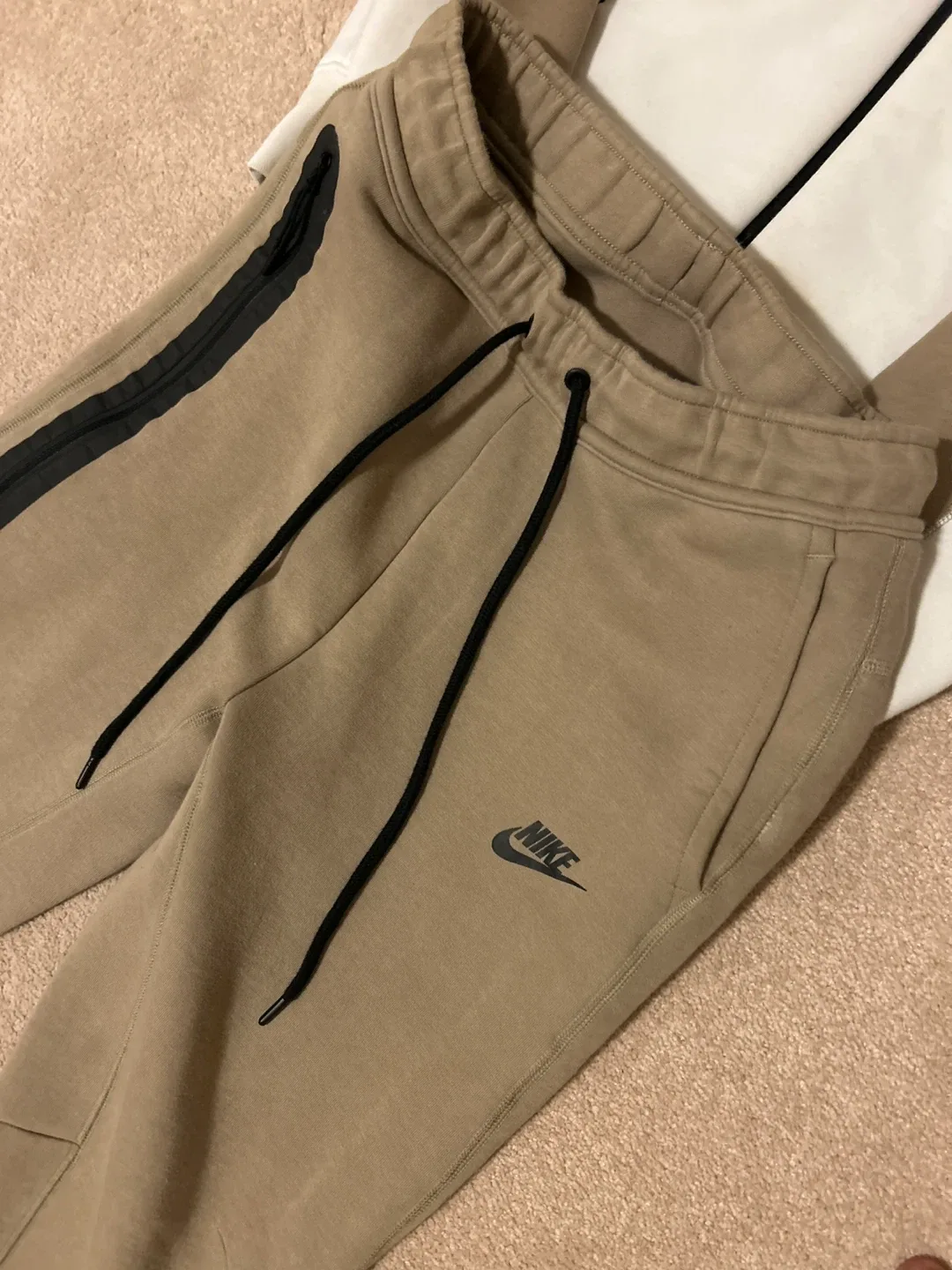 Beige & white Nike Tech Fleece Set image indicator(2)