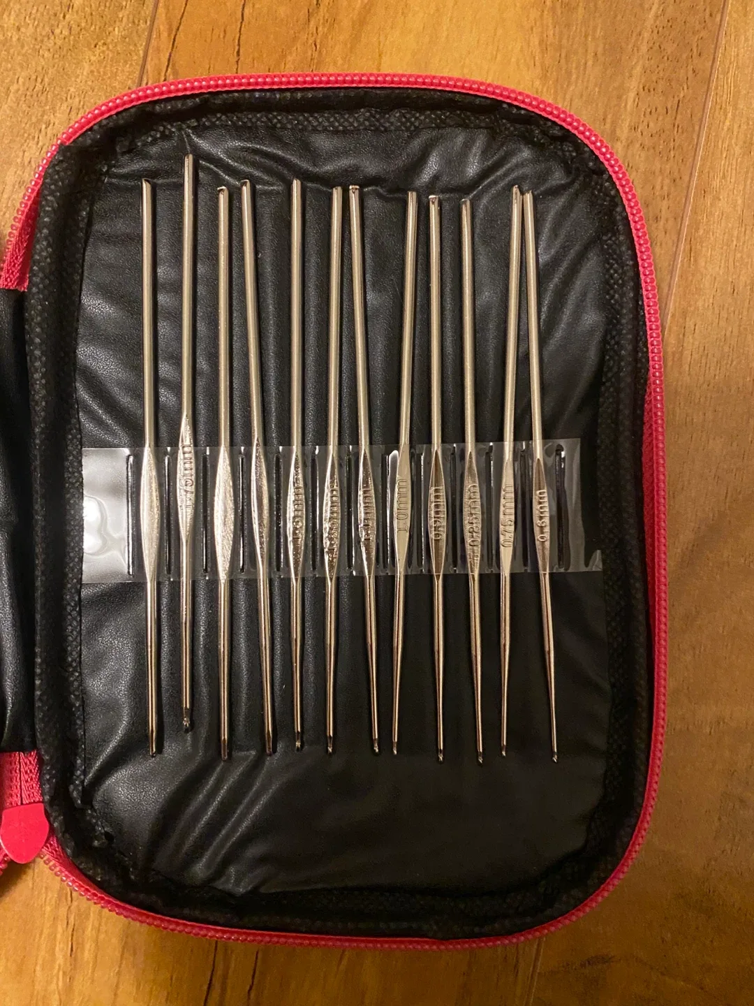 Crochet Hook Set with Case & Accessories image indicator(3)