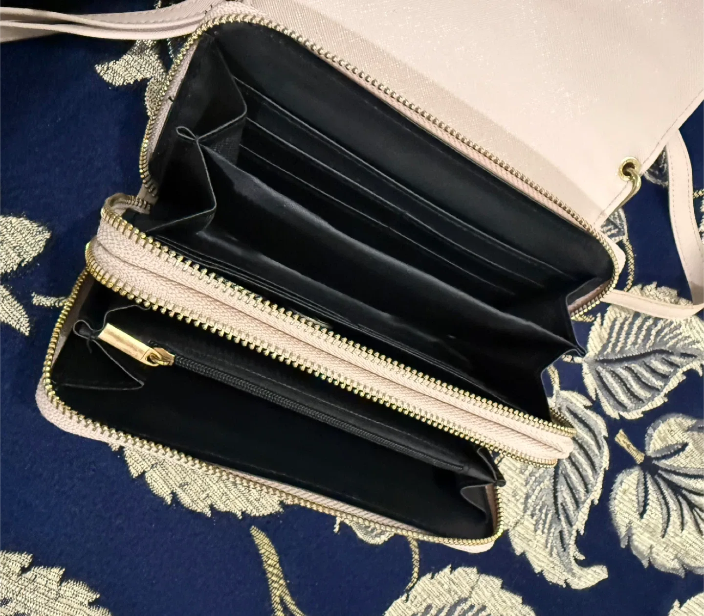 Light Pink Crossbody Wallet image indicator(4)