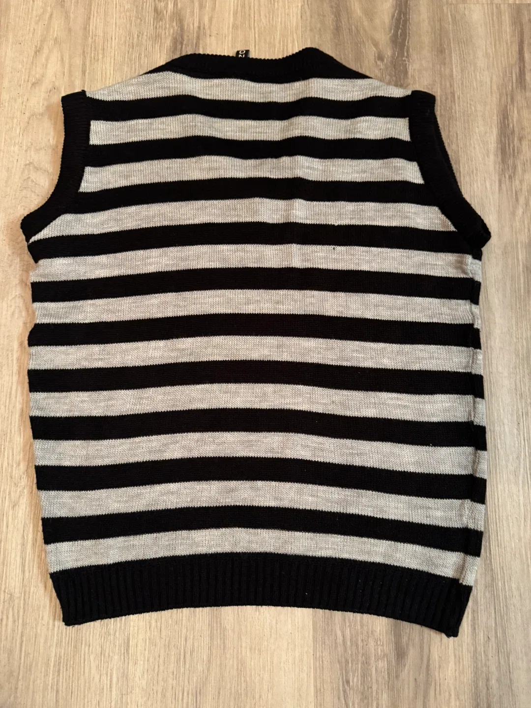 Three almost new Men's Sweater Vests each 10$ image indicator(5)