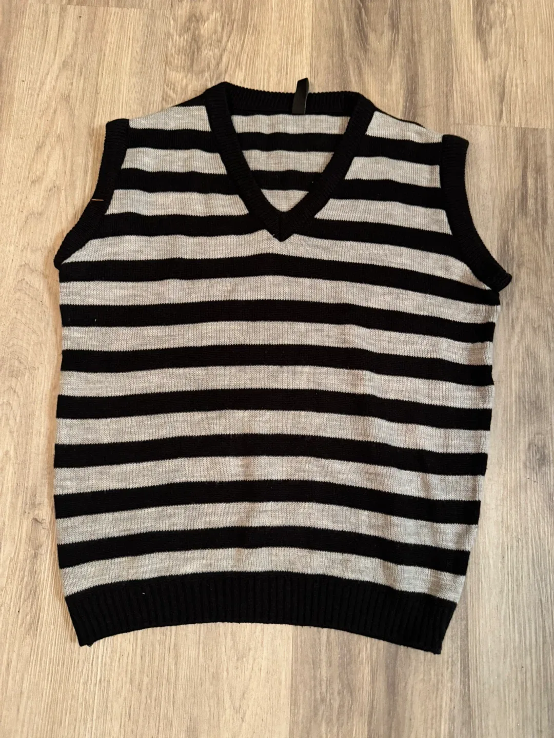 Three almost new Men's Sweater Vests each 10$ image indicator(4)