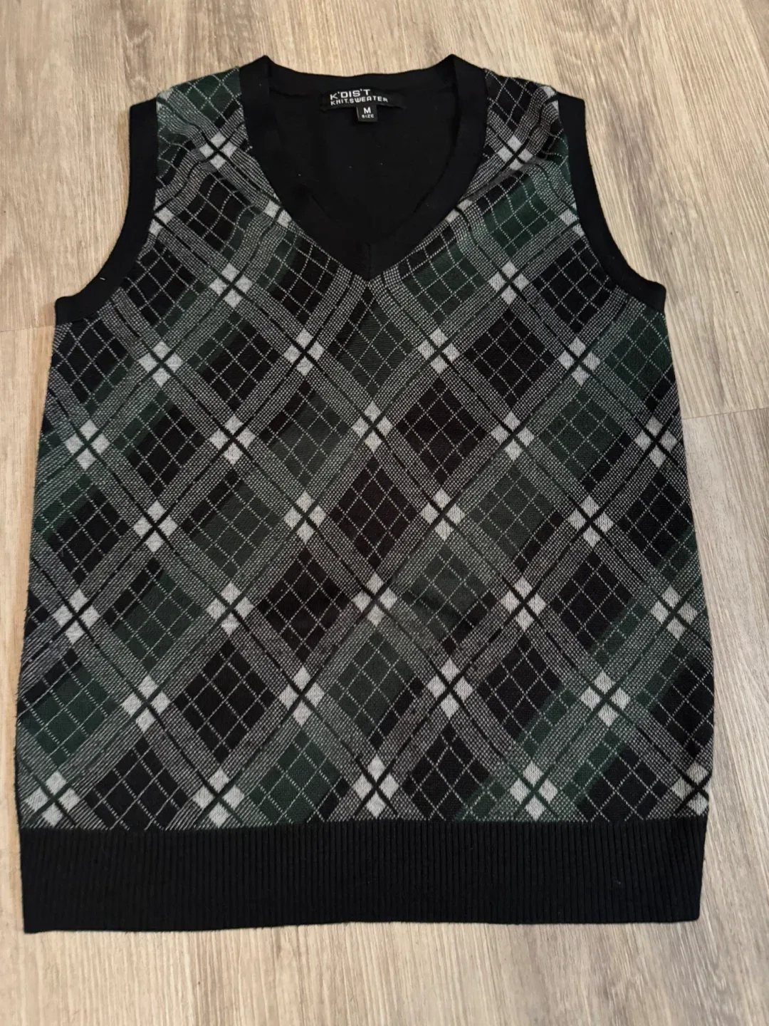 Three almost new Men's Sweater Vests each 10$ image indicator(2)