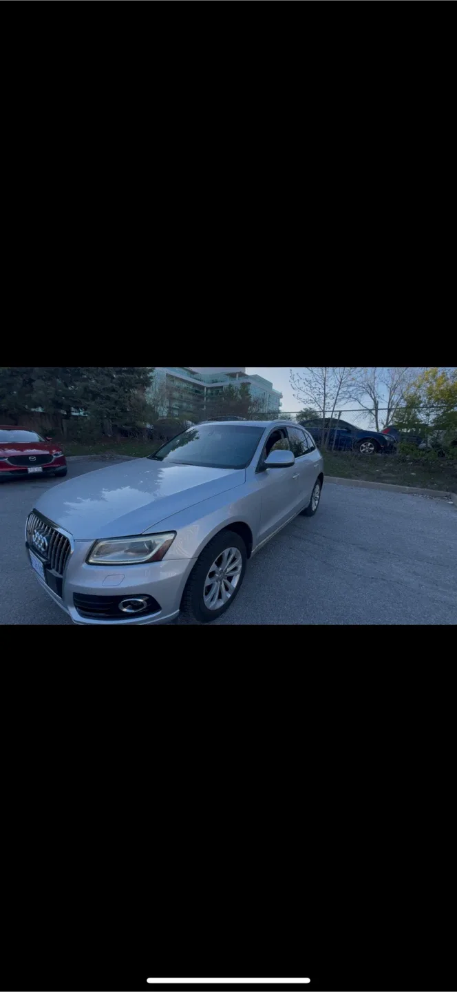 Silver Audi Q5 SUV image indicator(3)