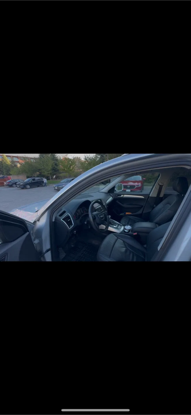 Silver Audi Q5 SUV image indicator(4)