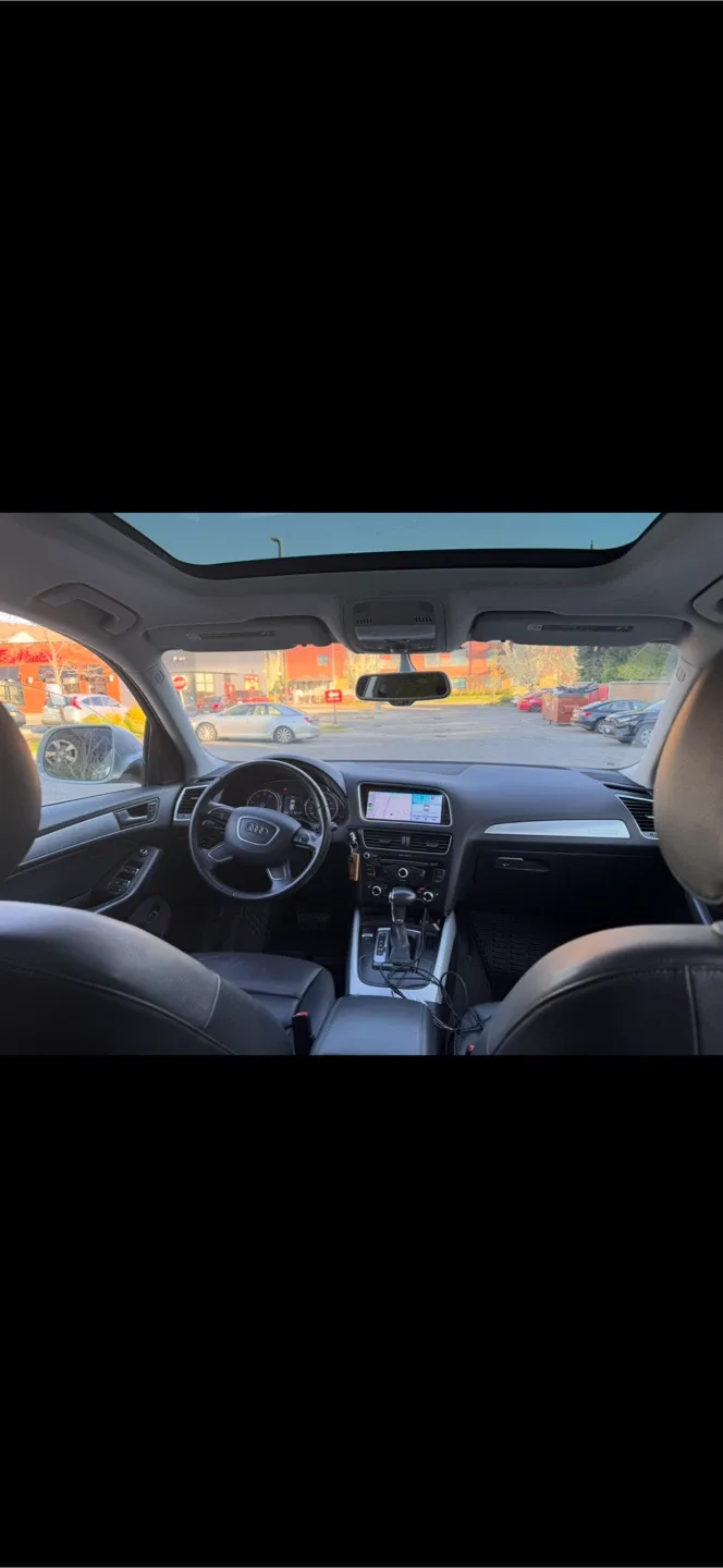 Silver Audi Q5 SUV image indicator(9)