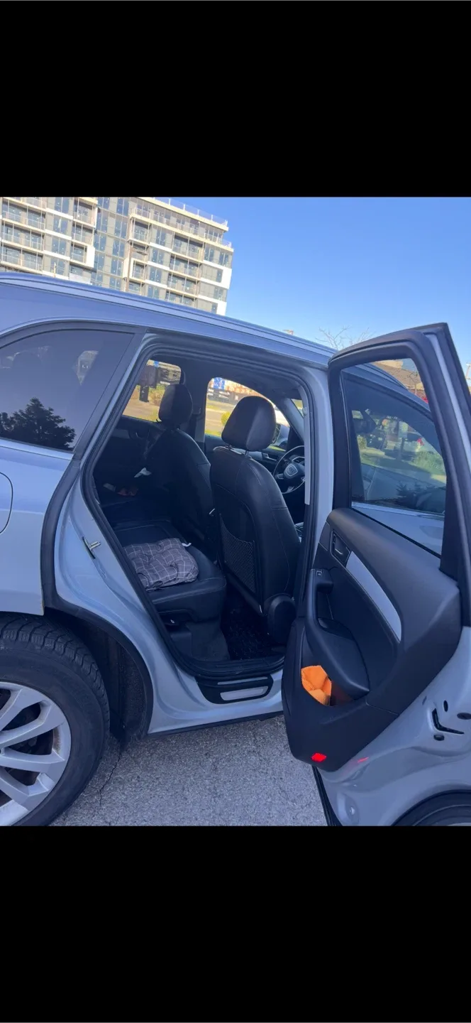 Silver Audi Q5 SUV image indicator(8)