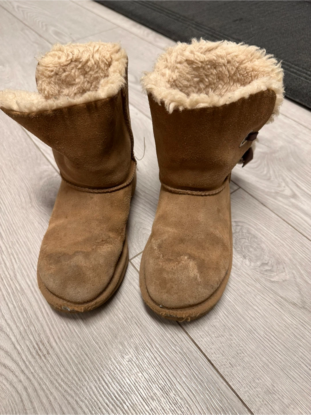 Used kids shoes see description