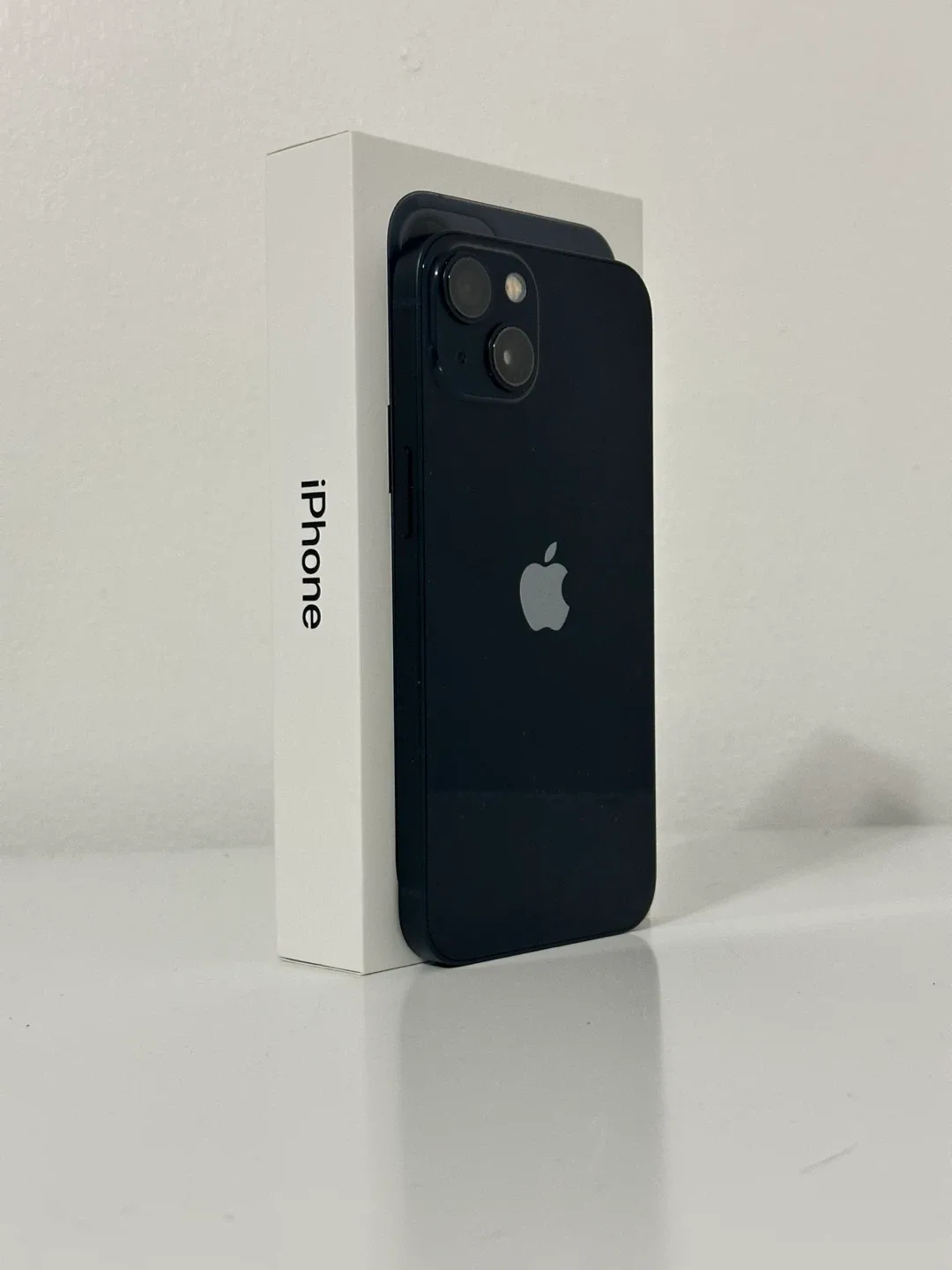 iPhone 13 128GB image indicator(2)