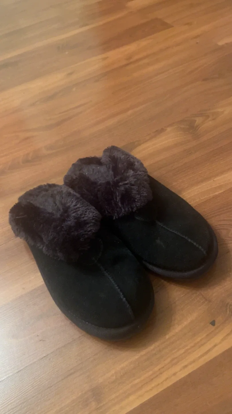 Black Fuzzy Slippers - Size 10 image indicator(3)